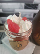 Cargar imagen en el visor de la galería, Strawberry 🍓 and Vanilla Cream 10oz Candle