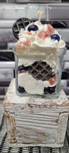 Laden Sie das Bild in den Galerie-Viewer, Blueberry Shortcake Scented Candle in a 15oz Square Vessel.